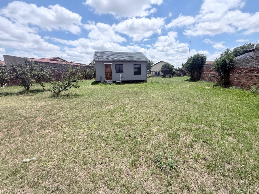 2 Bedroom Property for Sale in Molifi Tau Kloof Free State